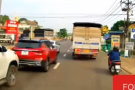 Clip: Chạy xe kiểu một mình, một đường, xe tải khiến ô tô con vỡ đầu