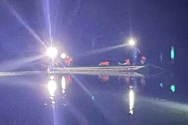 Khẩn trương tìm người vác bao đá, liều mình bơi qua sông Đồng Nai