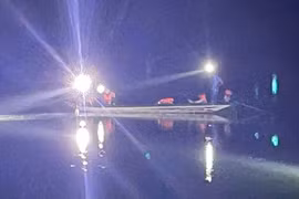 Khẩn trương tìm người vác bao đá, liều mình bơi qua sông Đồng Nai