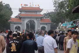 Hàng ngàn người đến Bắc Ninh trẩy hội Lim từ tờ mờ sáng 