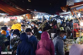 Người dân đội mưa rét mua hoa trong phiên chợ đêm cuối cùng năm Tân Sửu