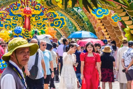 Du khách rộn ràng checkin Đường hoa “săn rồng” sáng mồng 1 Tết