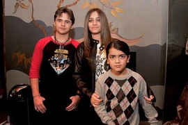 Những đứa con của ông vua pop Michael Jackson khổ vì... giàu - 6