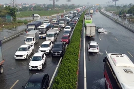 Ô tô ùn ứ kéo dài trên cao tốc Pháp Vân - Cầu Giẽ