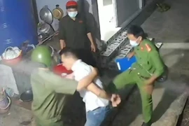  Đại úy công an đá vào người say rượu bị tạm đình chỉ công tác