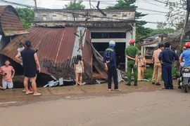 Nữ tài xế lái xe Mecerdes S450 tông sập nhà dân