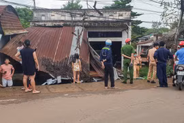 Nữ tài xế lái xe Mecerdes S450 tông sập nhà dân