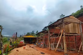 Kon Tum: Xẻ núi, bạt đồi làm homestay trái phép