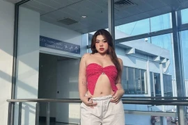 Người đẹp mũm mĩm quê Lâm Đồng mặc táo bạo ở sân bay