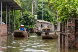 Dân ngoại thành Hà Nội chèo thuyền, bơi lội ngay đường làng