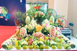 Dịch vụ tỉa hoa, bày cỗ Trung thu đắt khách, nhiều nơi quá tải