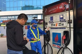 Tình huống đáng ngờ, có tiền không mua nổi xăng dầu chạy máy