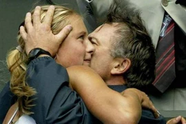 “Búp bê Nga” Maria Sharapova bắt đầu với cây vợt quá khổ như nào? 