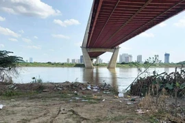 Vụ chồng bỏ xe trên cầu Thăng Long: Điều tra nguyên nhân tử vong