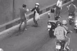 Tiền bay khắp hầm chui Đà Nẵng, người dân nhặt trả lại khổ chủ