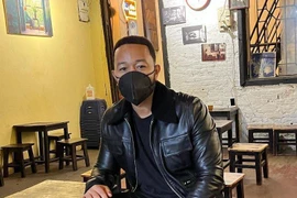 Ca sĩ John Legend uống cà phê trứng ở Hà Nội