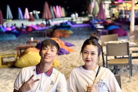 Vợ Văn Đức gây chú ý với mặt mộc, bạn gái Văn Hậu thì sao?