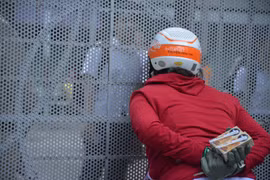 Kỳ thi THPT 2019: Bức ảnh mẹ cầm 2 bịch sữa ngóng con trước cổng trường gây xúc động 