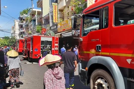 Cháy kho chứa đồ điện tử, khói đen bốc cao kèm tiếng nổ 