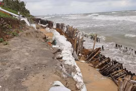 Công bố tình huống khẩn cấp sạt lở bờ biển Hội An