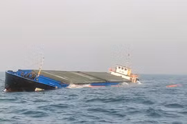 Tàu chở 4.000 tấn đá bột gặp nạn ở vùng biển Quảng Nam