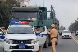 Tạm giữ tài xế đi vào đường cấm, phớt lờ hiệu lệnh của CSGT