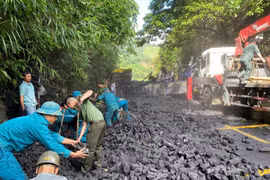 Xe chở than tông vào taluy ở Quảng Nam khiến 2 người thương vong