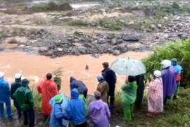 Quảng Nam: Giải cứu 4 người dân mắc kẹt giữa sông Đăk Mi