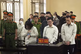 Cựu giám đốc phòng giao dịch ngân hàng lừa tiền tỷ để trả nợ