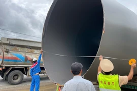 Ngăn chặn 2 xe siêu trường không phép định vượt đèo Hải Vân