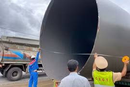 Ngăn chặn 2 xe siêu trường không phép định vượt đèo Hải Vân