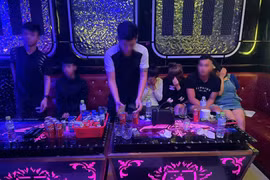 Đột kích 2 quán karaoke, phát hiện hàng chục người liên quan ma túy