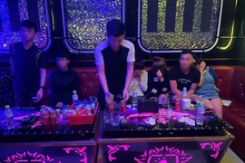 Đột kích 2 quán karaoke, phát hiện hàng chục người liên quan ma túy