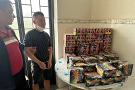 Buôn bán pháo nổ trái phép, 2 đối tượng bị bắt giữ