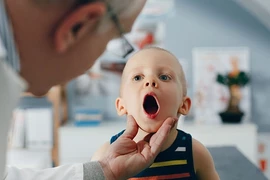 Trẻ bị viêm amidan tái phát thường xuyên phải làm sao?