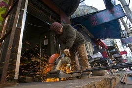 Cụ bà 90 tuổi vẫn làm thợ hàn để giết thời gian