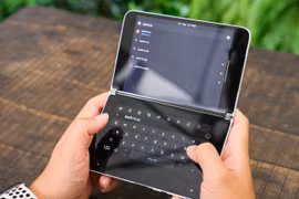 Cận cảnh “laptop” thông minh Microsoft kích thước bằng iPhone 11 Pro Max