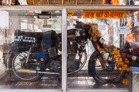 Chiếc xe máy được “phong thần” tại Ấn Độ khi tự... đi về nơi tai nạn