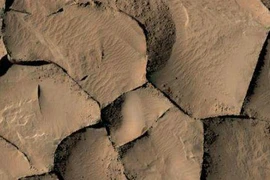 Tìm thấy những rặng núi đa giác kỳ lạ trên sao Hỏa