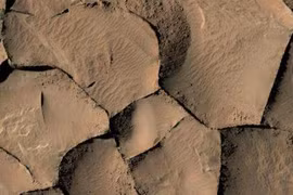 Tìm thấy những rặng núi đa giác kỳ lạ trên sao Hỏa