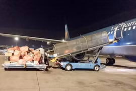 Bên trong máy bay của Việt Nam chở hàng cứu trợ phòng chống COVID-19