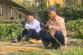 Ngôi nhà của người Hà Nhì được sửa chữa ngay giữa lòng Hà Nội