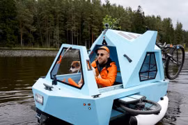 Cận cảnh xe độ độc như một căn nhà di động có thể di chuyển dưới nước