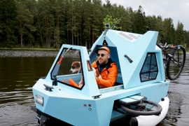 Cận cảnh xe độ độc như một căn nhà di động có thể di chuyển dưới nước