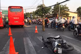 Video: Va vào đuôi xe tải rồi ngã ra, người phụ nữ gặp chuyện thương tâm