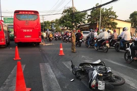 Video: Va vào đuôi xe tải rồi ngã ra, người phụ nữ gặp chuyện thương tâm