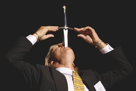 Lật tẩy bí ẩn sau màn nuốt kiếm kinh dị