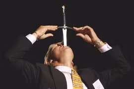 Lật tẩy bí ẩn sau màn nuốt kiếm kinh dị