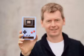 Cận cảnh Game boy không cần pin, chỉ dùng năng lượng mặt trời