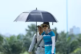Kinh nghiệm chống sốc nhiệt khi chơi golf vào mùa hè